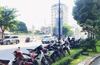 Bức xúc vì nhiều công viên không có bãi giữ xe