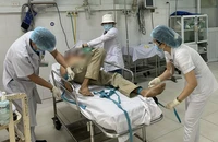 Các bác sĩ đang cấp cứu cho bệnh nhân bị suy tuyến thượng thận. Ảnh: LQ
