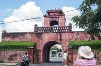 Xót xa thành cổ Diên Khánh ngập rác, bốc mùi