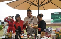 Giúp nông dân livestream bán hàng Việt sang Trung Quốc