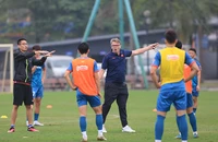 Bão chấn thương không làm nản lòng HLV Troussier