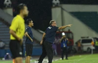 Ông Troussier cần tập trung vào chuyên môn