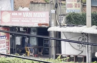 Điều tra: Chiêu trò phá xe của khách trên các quốc lộ - Bài 1: Cận cảnh chủ tiệm rạch lốp, phá xe ở khu cầu vượt Linh Xuân