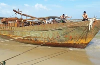 Một tàu sắt 'lạ' dạt vào bờ biển Quảng Nam