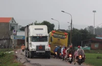 Quốc lộ 40B quá tải, nát bươm vì cao tốc