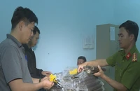 Tạm giữ người đàn ông mang thuốc nổ và kíp nổ đi bán