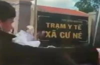 Nhân viên y tế xé áo blouse 