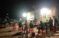 Dùng dao kề cổ buộc người thu mua cau bán lại với giá rẻ