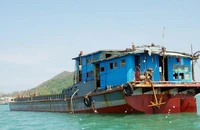 Nhóm ngư dân lai dắt tàu vô chủ vào bờ được thưởng hơn 106 triệu đồng
