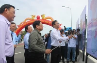 Thủ tướng dự lễ cắt băng khánh thành đường ven biển Bình Định