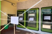 Bắt giữ người đàn ông ngang nhiên đập phá nhiều trụ ATM
