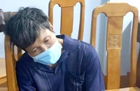 Đâm chết người tình của vợ cũ rồi cố thủ trong nhà