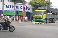 Bình Dương: Nam sinh viên bị xe tải kéo lê trên đường