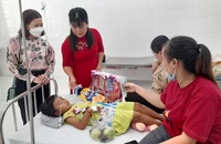 Chủ tịch Bình Phước yêu cầu xử lý nghiêm vụ cha dượng cùng mẹ ruột bạo hành con
