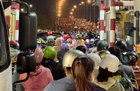 Người dân đổ về quê nghỉ lễ, kẹt xe kinh hoàng ở cầu Phú Cường