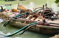 Bình Dương: Gặp công an, nhóm người hút cát lậu nhảy xuống sông