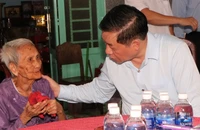 Trưởng Ban Tuyên giáo Trung ương thăm Mẹ Nguyễn Thị Rực ở Bình Dương