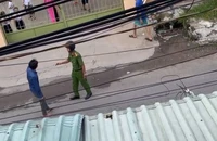 Học sinh và giáo viên hú vía vì nam thanh niên cầm dao đứng trước cổng trường