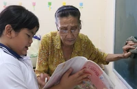 Cô giáo 75 tuổi bán vé số, dạy trò nghèo được vinh danh 