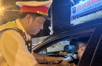 ‘Thông chốt’, xoa dầu gió…khi bị Công an Bình Dương đo nồng độ cồn