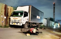 Bình Dương: Lao vào xe tải đậu bên đường, nam thanh niên tử vong