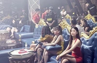 Bình Dương: Hàng chục nam nữ phê ma túy trong quán bar