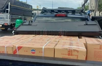 CSGT Bình Dương phát hiện 1 người Trung Quốc chở hàng trăm chai rượu ngoại trên ô tô