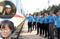 Công nhân ở Bình Dương bật khóc vì được về quê với vé tàu miễn phí
