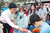 Chủ tịch tỉnh Bình Dương lì xì và tiễn công nhân về quê đón Tết