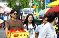 Hàng chục ngàn du khách đổ về lễ hội miễn phí ở Bình Dương