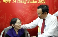 Bí thư TP.HCM Nguyễn Văn Nên trao huy hiệu Đảng cho nhà thơ Lê Giang và nhạc sĩ Lư Nhất Vũ