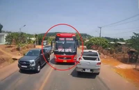 Từ clip trên mạng, công an xử phạt tài xế xe khách chạy lấn làn, vượt ẩu
