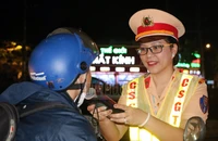 Những bóng hồng CSGT Bình Dương xuyên đêm đo nồng độ cồn