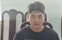 Sau khi giết người, nghi can mặc áo dân phòng cùng công an truy tìm hung thủ!