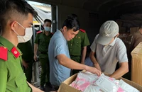 Lô hàng mỹ phẩm, nước hoa, đồng hồ… trị giá 2 tỉ đồng ‘vô chủ’