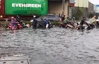 Nhiều đường tại Bình Dương ngập nặng sau mưa lớn