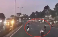 Bình Dương: Đoàn người đi xe đạp chạy xe trước đầu ô tô