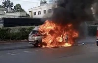 Ô tô 7 chỗ bốc cháy ngùn ngụt trên quốc lộ 1 ở Bình Dương