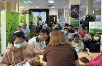 Bình Dương: Người dân đổ dồn đến ngân hàng xác thực sinh trắc học