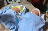 Bình Dương: 2 bé trai sinh đôi bị bỏ rơi gần nghĩa trang