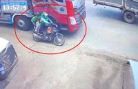 Bình Dương: 2 mẹ con chết thảm vì bị xe tải lấn làn gây tai nạn