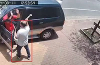 Camera ghi lại 1 người đàn ông truy đuổi, đập kính ô tô 