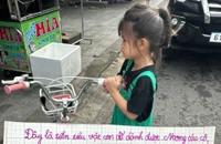 Xấp tiền lẻ và lời nhắn cảm động của bé gái khi đi ủng hộ đồng bào miền Bắc