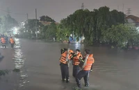 Bình Dương: Nữ tài xế trong xe bán tải bị nước lớn cuốn trôi 