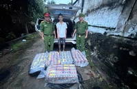 Công an Bình Dương dừng 2 ô tô nghi vấn, phát hiện 1 tạ hàng cấm