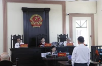 Ông chủ Đậu phộng Tân Tân nhập viện, tòa lại hoãn xử 