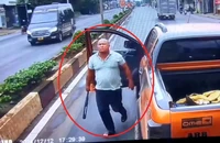 Camera ghi cảnh xe bán tải chặn đầu xe tải, tài xế cầm gậy đe dọa