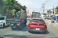 Công an thông tin vụ ‘xe tải biển trắng chạy ưu tiên, chở người phía sau thùng’ ở Bình Dương