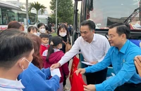 Hàng chục ngàn công nhân ở Bình Dương về quê đón Tết trên chuyến xe 0 đồng