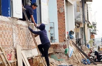 Bình Dương: Người dân bắc thang 2 m để trèo vào nhà do đường đang thi công